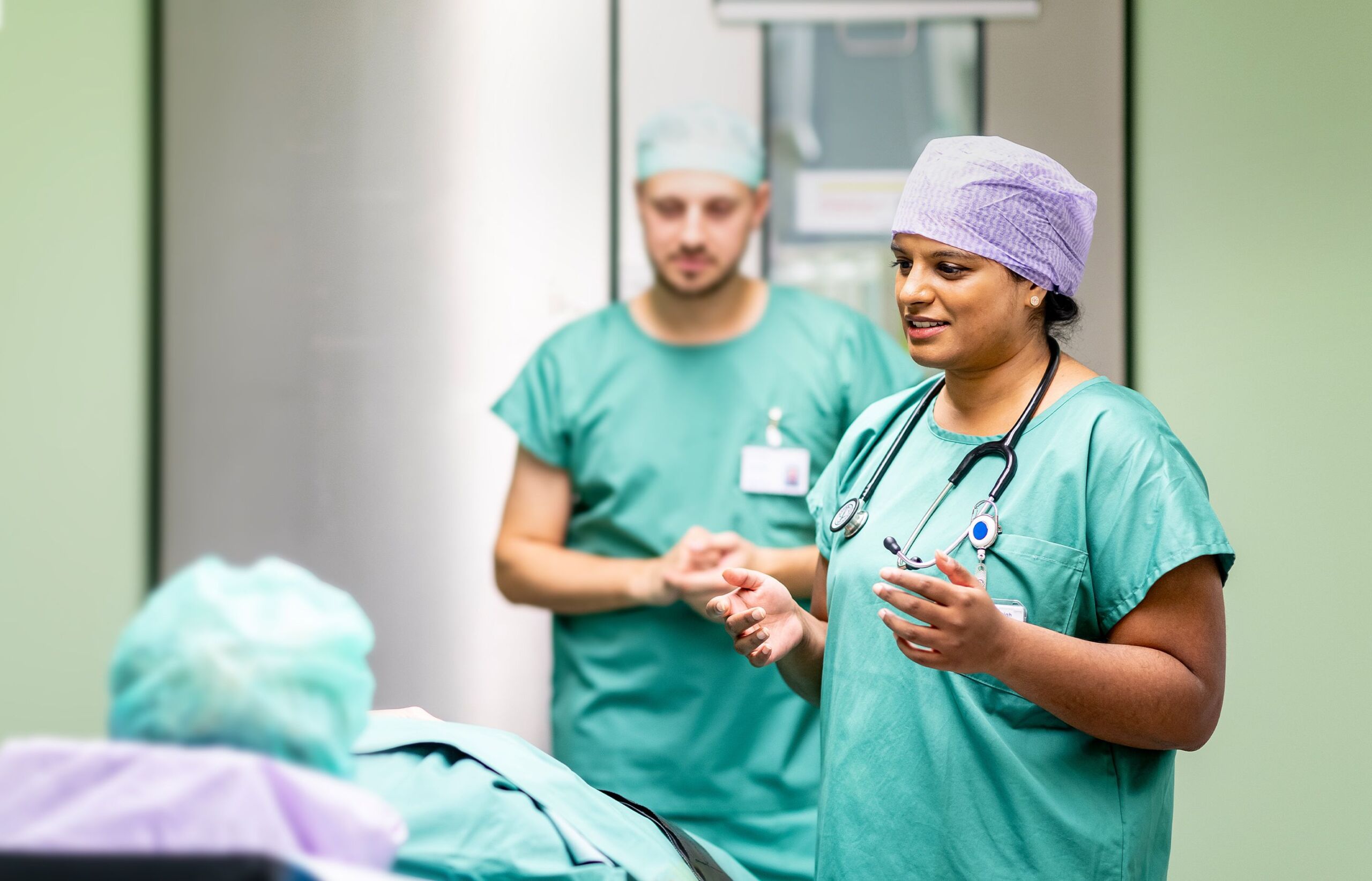 Ärztin und Patient im Gepräch zur Operationsvorbereitung